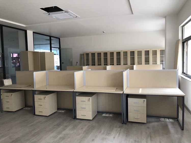 Bàn văn phòng có vách ngăn - Tạo sự chuyên nghiệp cho không gian