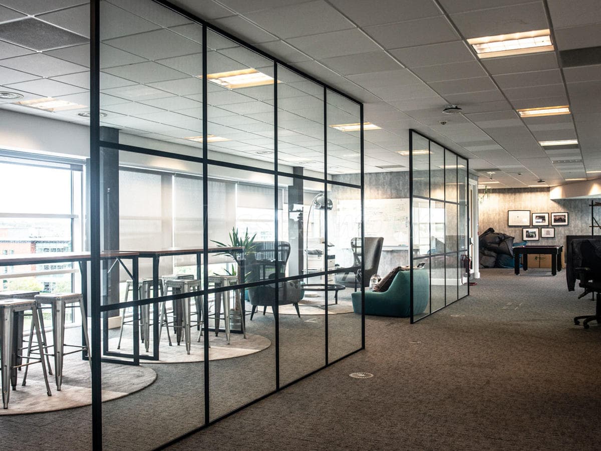 Khám phá bàn ghế văn phòng tại Công ty TNHH cửa nhôm Kính Thành Phát